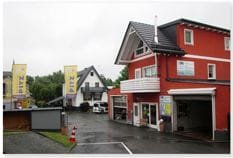 Das Betriebsgelände von der Straße aus gesehen