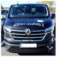 Schwarzer 9-Sitzer Mietbus von vorn